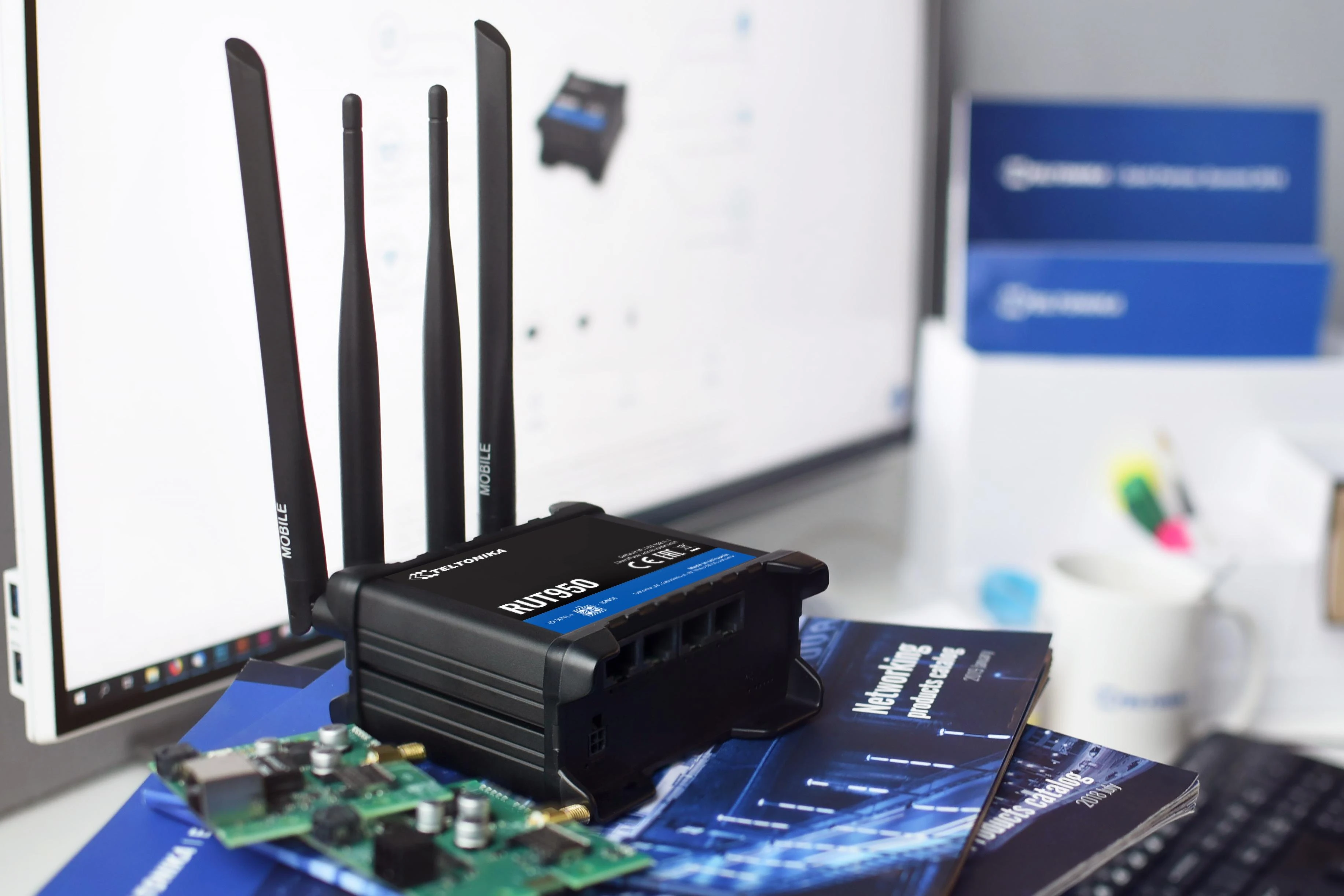 Šakotuvas Extralink Maršrutizatorius LTE Teltonika RUT950U022C0 (3G/4G/LTE SIM, xDSL (laido jungtis LAN), 2,4 GHz)
