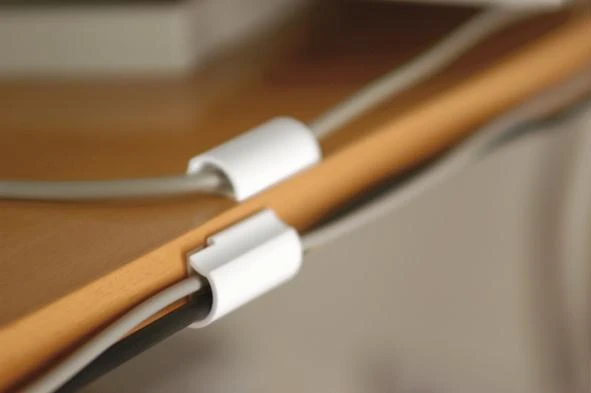 Tesa Powerstrips laidų laikikliai ant stalo briaunos
