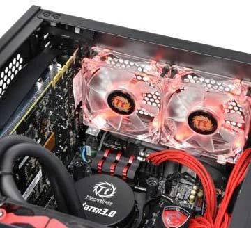 THERMALTAKE Core V1 Mini-ITX Case 2x USB 3.0 ir 1x HD Audio I/O jungtis viršuje, vienas iš anksto įdiegtas 200 mm ventiliatorius
