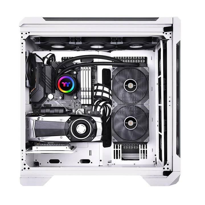 Thermaltake skysčio aušinimo sistema sumontuota kompiuterio korpuse