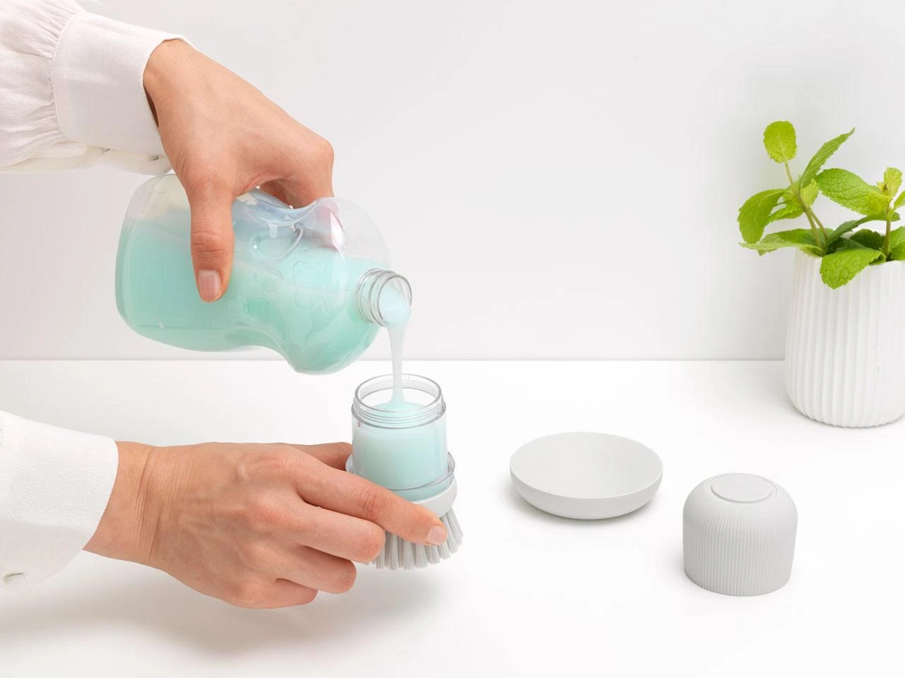 Brabantia Šepetys su muilo dozatoriumi - Light Pilkas