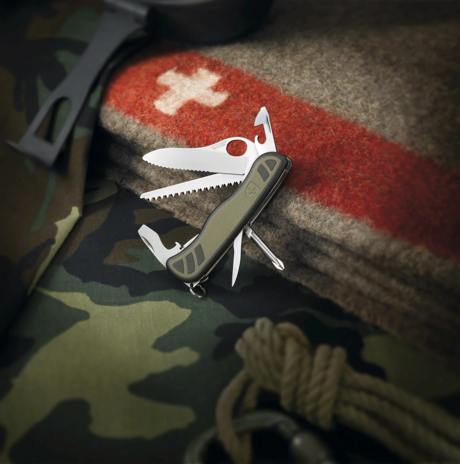 Victorinox Soldier peilis su atlenktais įrankiais