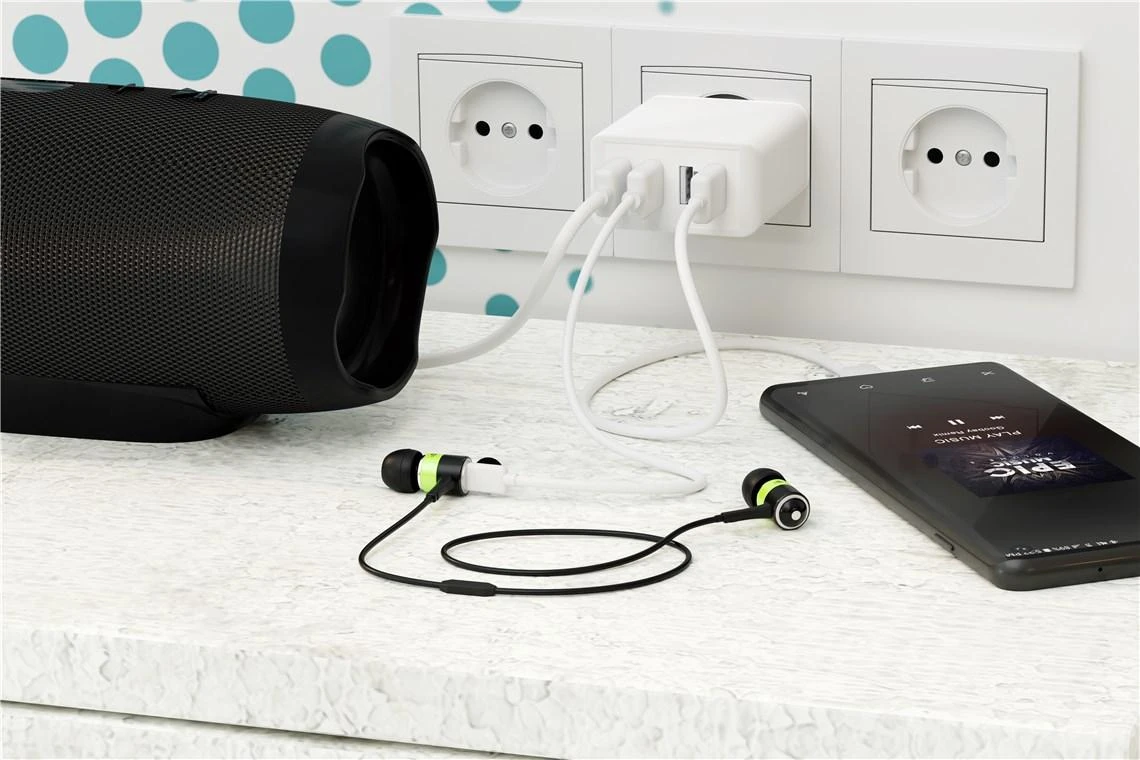 „Goobay 44962“ 30 W USB-A daugiaportinis įkroviklis, baltas