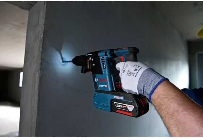 Bosch akumuliatorinis perforatorius gręžimo metu