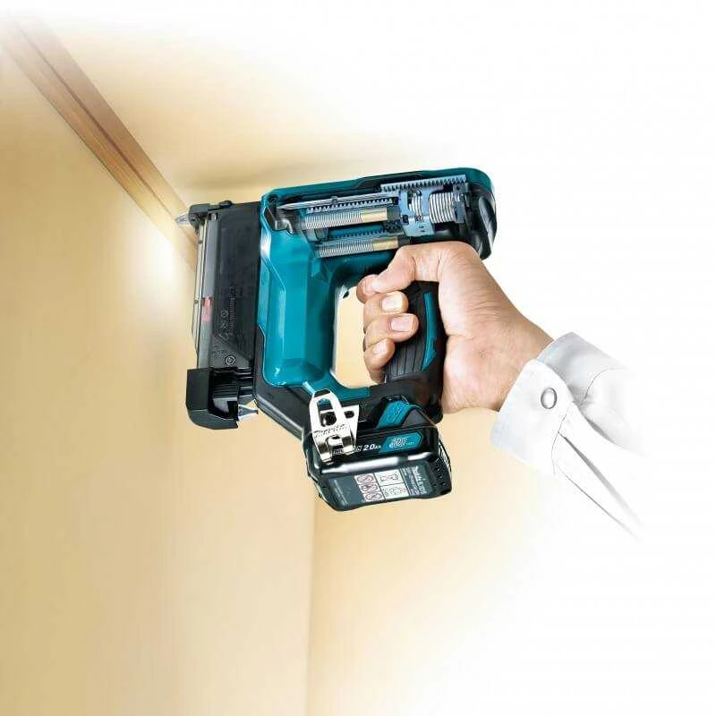 Makita PT354DZ viniakalis naudojimo metu sienos kampe