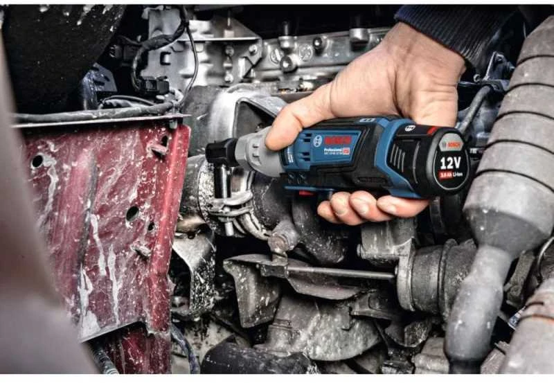 Bosch 12V akumuliatorinis terkšlinis veržliaraktis naudojime
