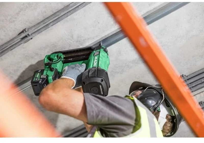HiKOKI betoninė viniakalė darbo procese prie lubų