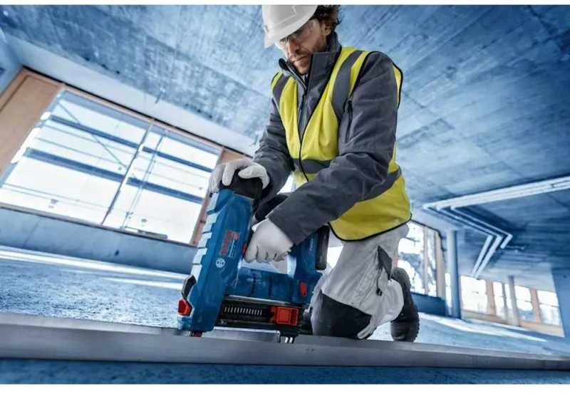 Akumuliatorinis kabių pistoletas Bosch GNB 18V-38 darbo metu