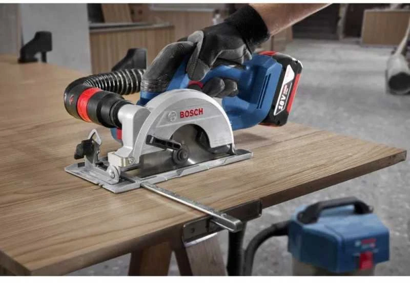 Bosch GKS 18V-51 akumuliatorinis diskinis pjūklas darbo procese