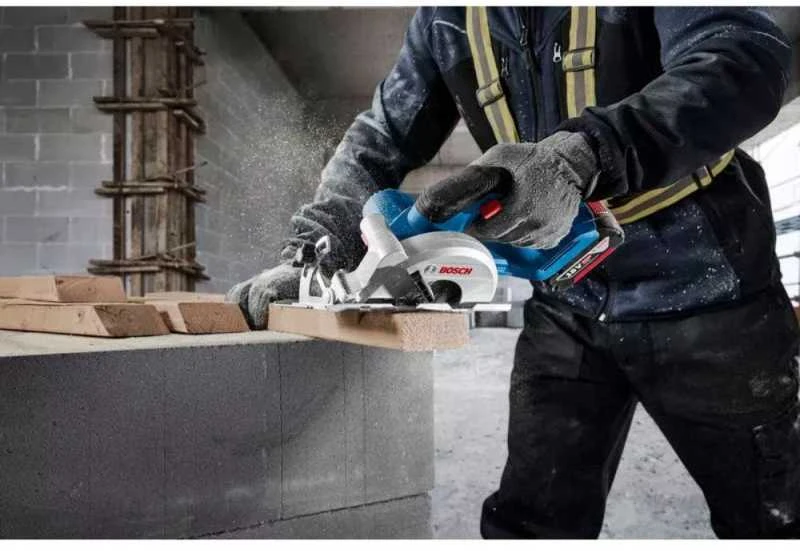 Bosch GKS 18V-51 diskinis pjūklas pjovimo metu
