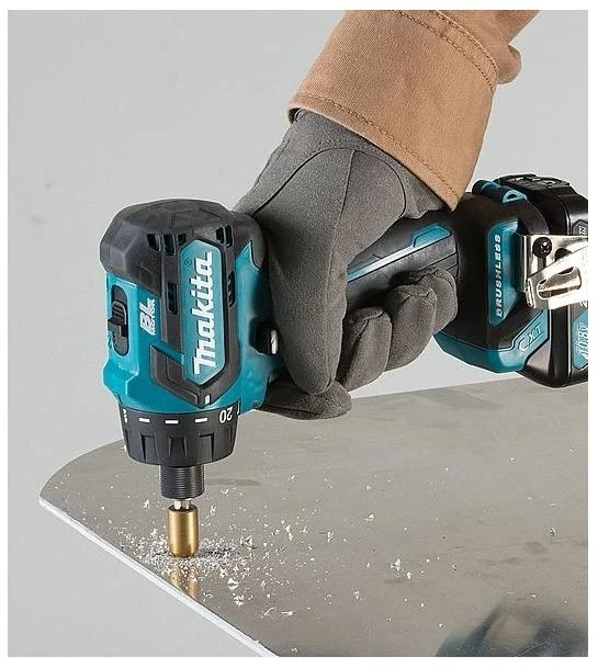Makita DF032D suktuvas gręžiant metalo lakštą