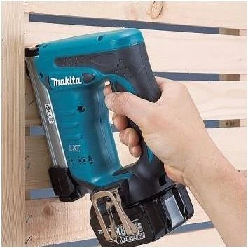 Makita DST221Z kabiakalis naudojimo metu