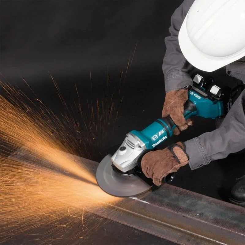 Makita DGA900ZX1 pjauna metalą