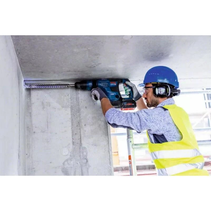 Bosch akumuliatorinis perforatorius gręžiant lubas