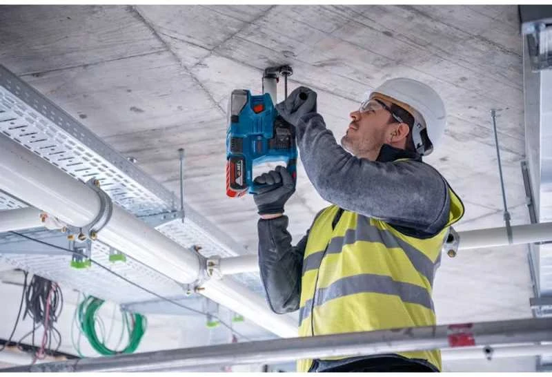 Grąžtas Bosch GBH 18V-22 2x4.0Ah, GAL 18V-40, LB