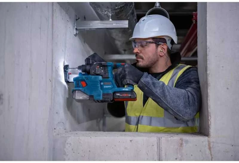 Grąžtas Bosch GBH 18V-22 2x4.0Ah, GAL 18V-40, LB