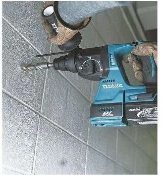 Makita DHR242Z perforatorius gręžimo metu