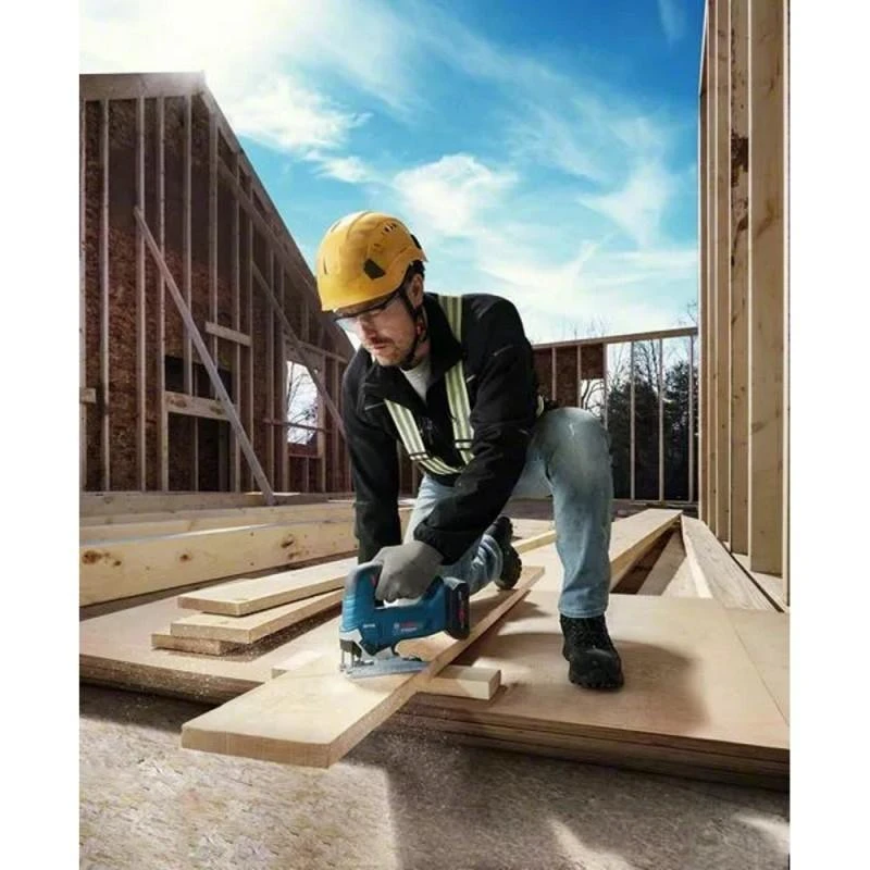 Siaurapjūklis BOSCH GST 18V-125 B CT darbo procese