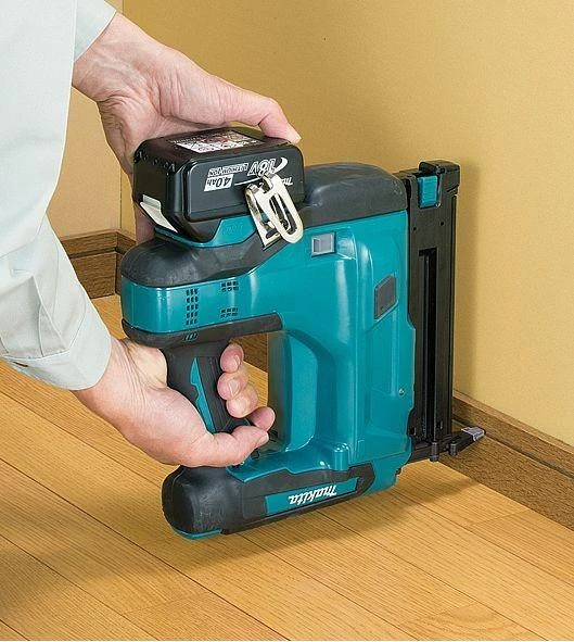 Makita DBN500ZJ smeigiakalis montuojant grindjuostes