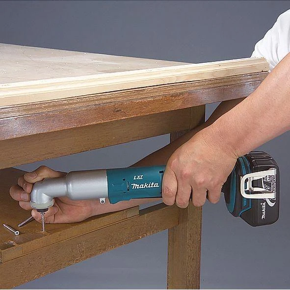Makita DTL061Z suktuvas naudojamas po stalviršiu