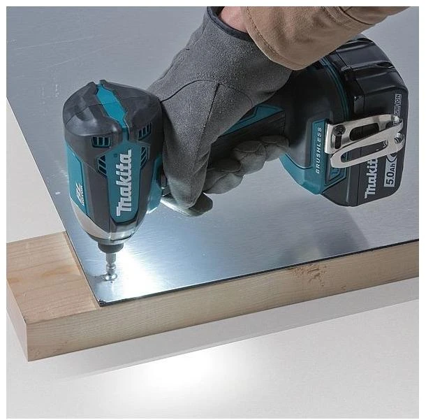 Makita DTD153 suktuvas darbo metu