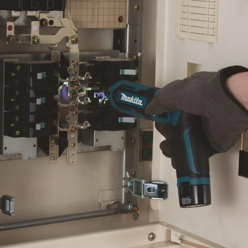 Makita TD022DSJ suktuvas dirbant su elektros skydu