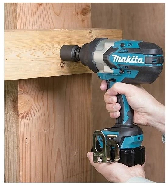 Makita DTW1002RTJ Akumuliatorinis smūginis veržliasukis 18V, 2x5,0Ah Li-ion, 1200 Nm, 1/2", LED, MAKPACK