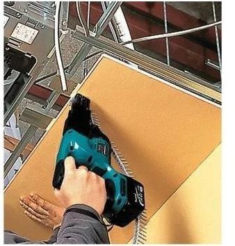 Makita DFR450ZX darbo procese