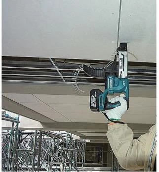 Makita DFR550ZX1 suktuvas naudojamas darbui prie lubų