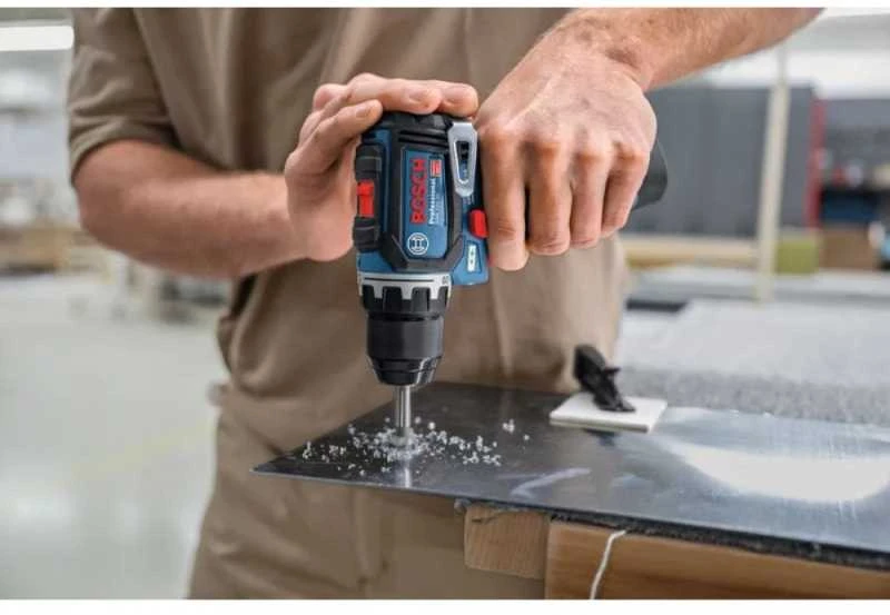 Bosch GSR 12V-32 suktuvas gręžiant metalą