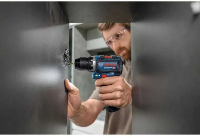 Bosch GSR 12V-32 suktuvas montuojant baldų vyrius