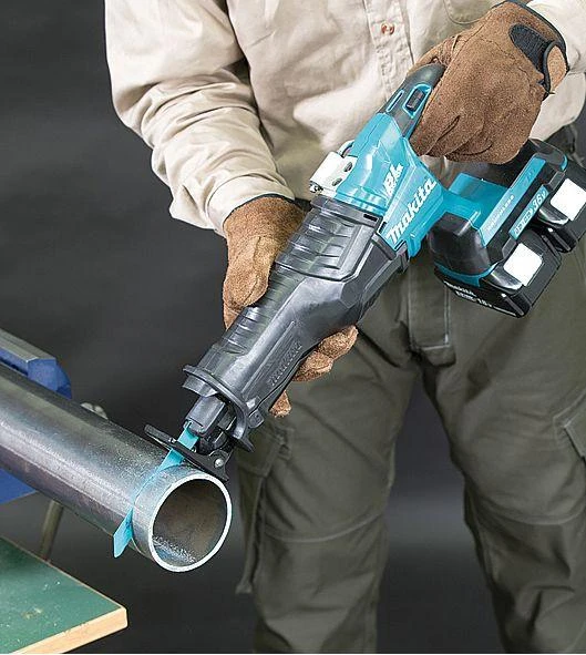 Makita tiesinis pjūklas pjaunantis metalinį vamzdį