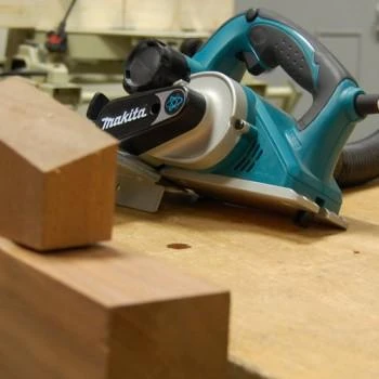 Makita KP0800J Elektrinis oblius 82 mm, 0-2,5 mm, 620 W, 2,6kg, MAKPACK