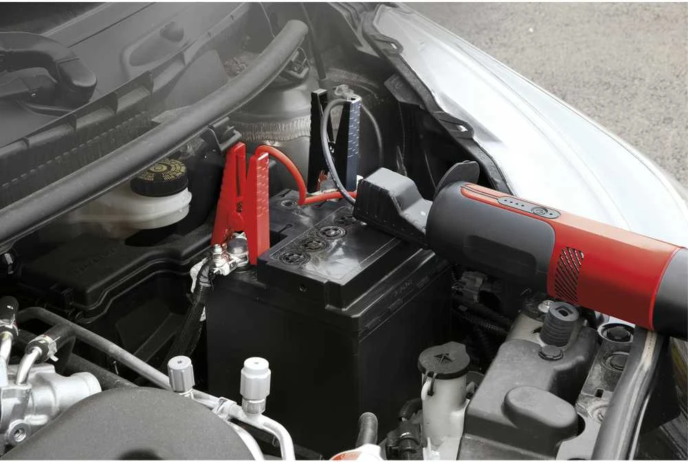 GYS NOMAD POWER VAC 350 prijungtas prie akumuliatoriaus