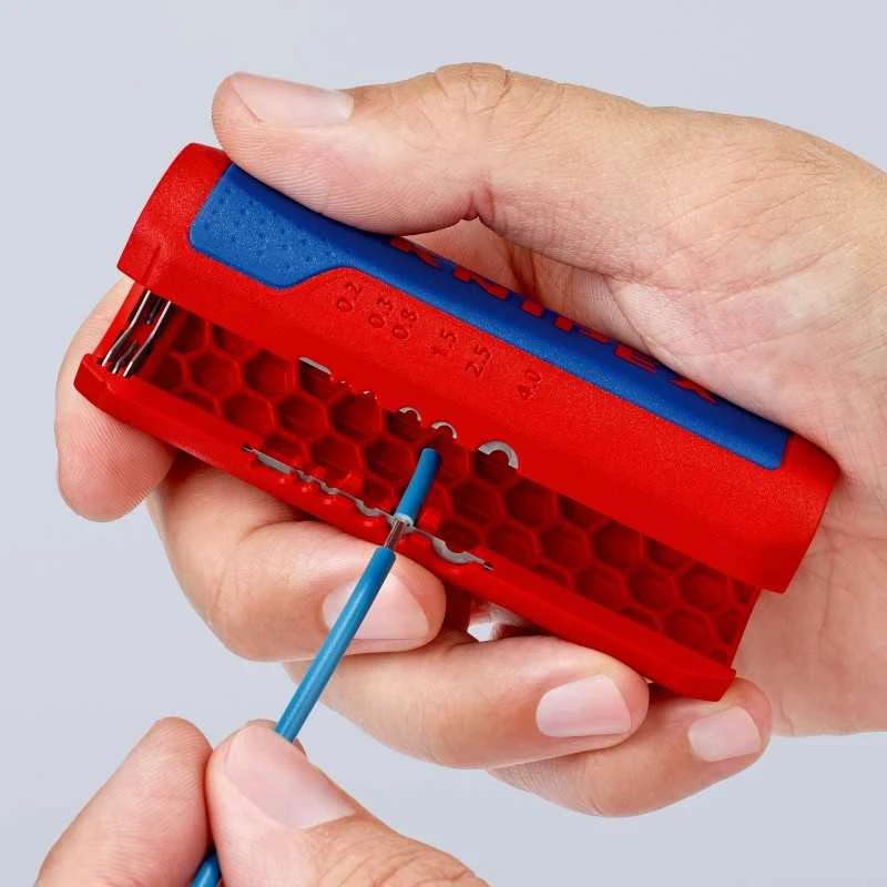 Laidų pjovimo-nuizoliavimo įrankis KNIPEX TwistCut