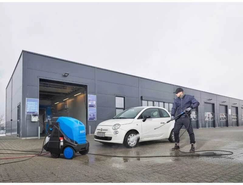 Nilfisk MH 3C plovykla plaunant automobilį