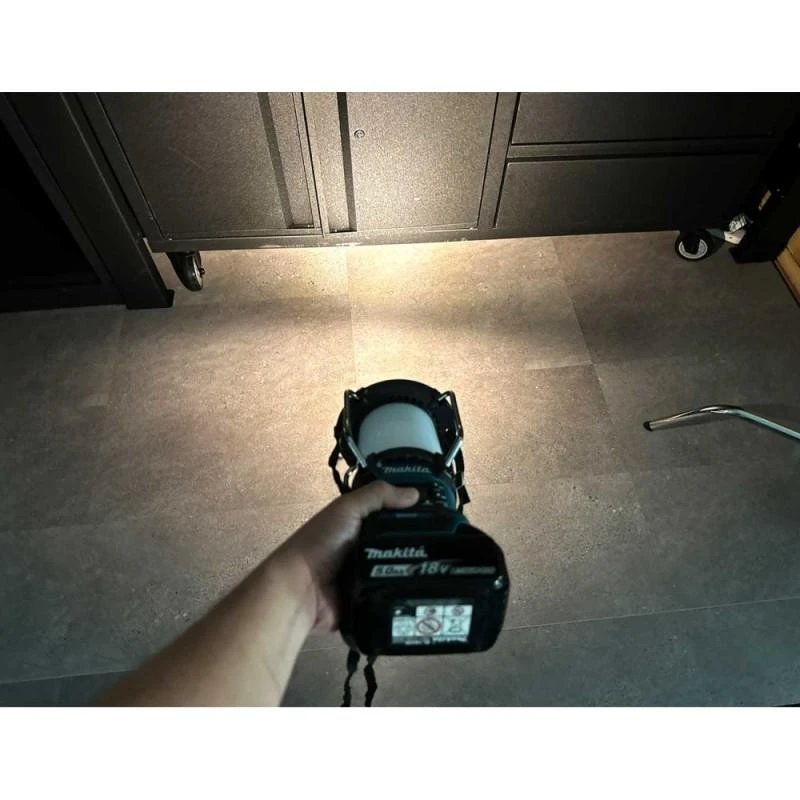 Makita Akumuliatorinis LXT® žibintas / radijas DMR057 14,4V / 18V • 1 000 lx