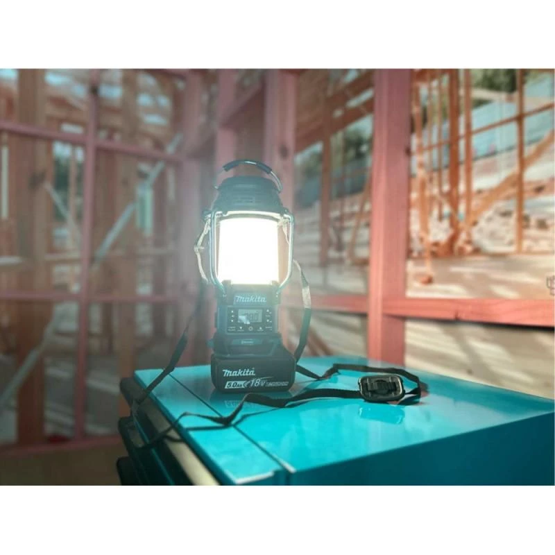 Makita Akumuliatorinis LXT® žibintas / radijas DMR057 14,4V / 18V • 1 000 lx