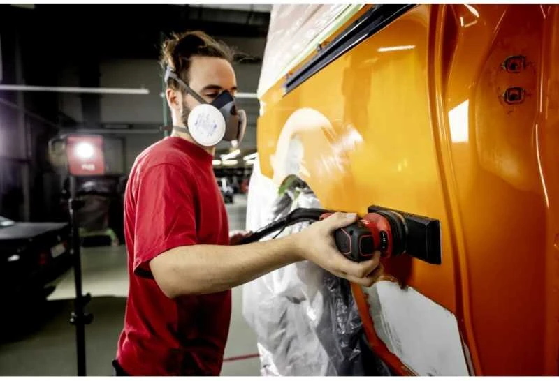 FLEX vibracinis šlifuoklis šlifuojant automobilio kėbulą