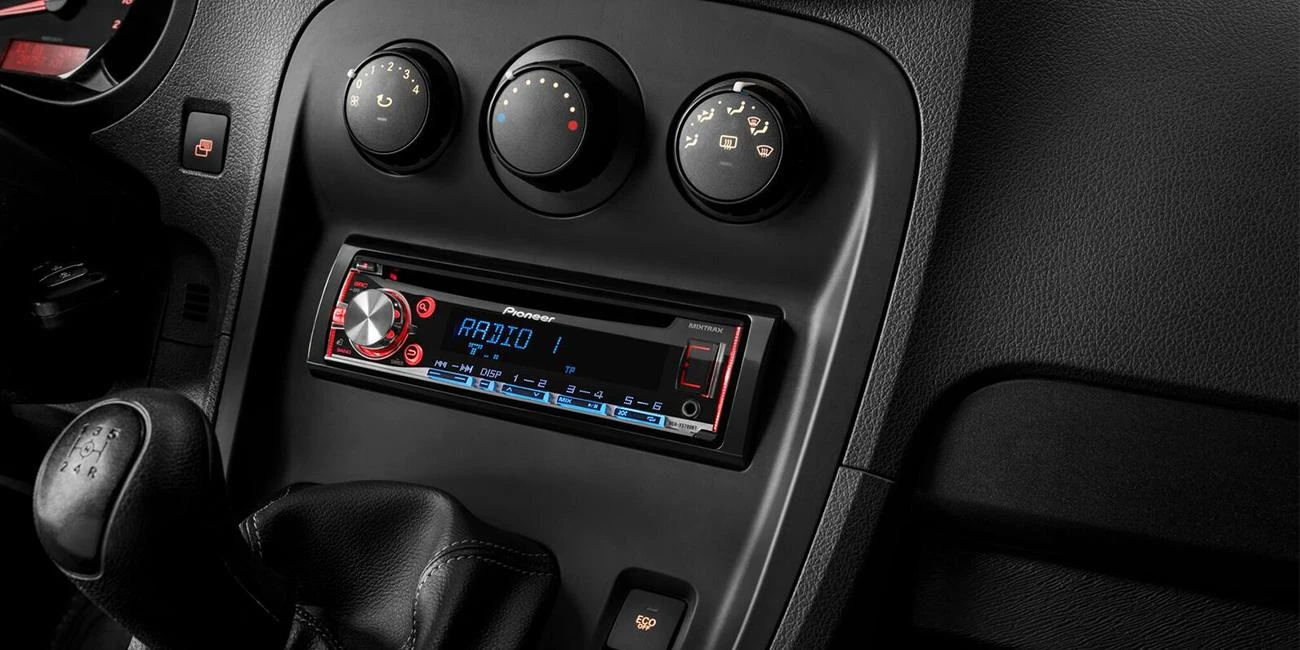 Pioneer DEH-S120UB automobilio konsolėje