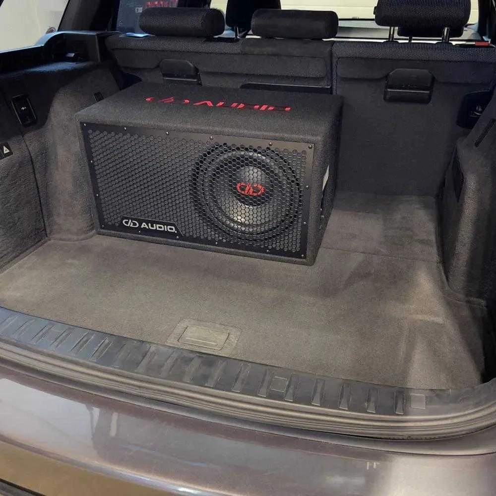 DD Audio žemų dažnių garsiakalbis bagažinėje