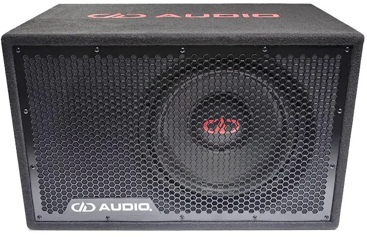 DD Audio žemų dažnių kolonėlė su apsauginiu tinkleliu