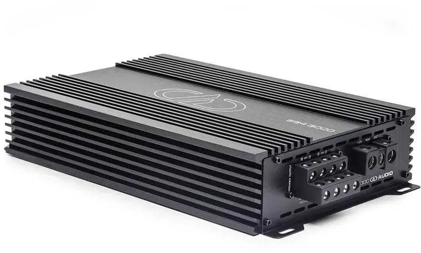 DD Audio SS4.3000 juodas keturių kanalų stiprintuvas