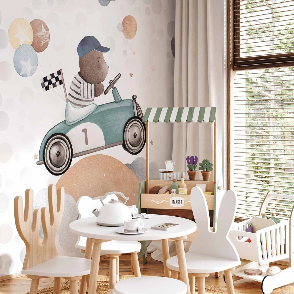 Fototapetai - Meškiukas lenktyniniame automobilyje