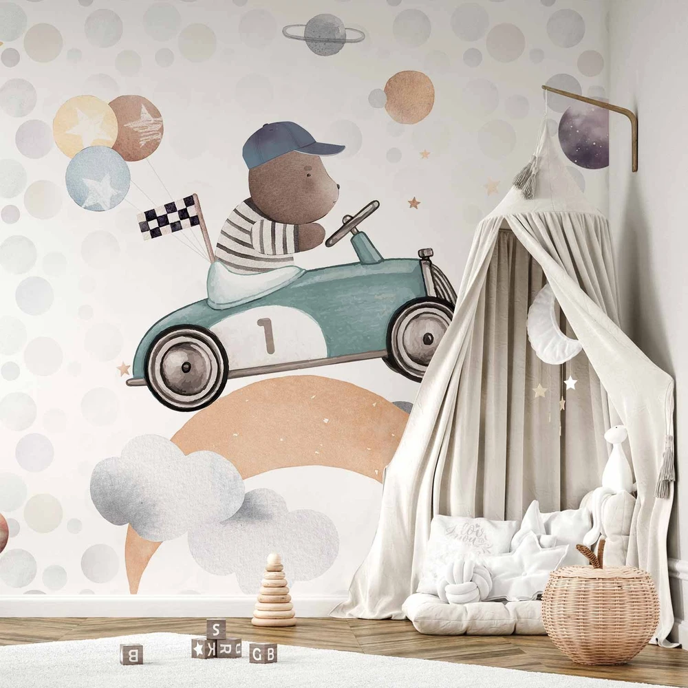 Fototapetai - Meškiukas lenktyniniame automobilyje