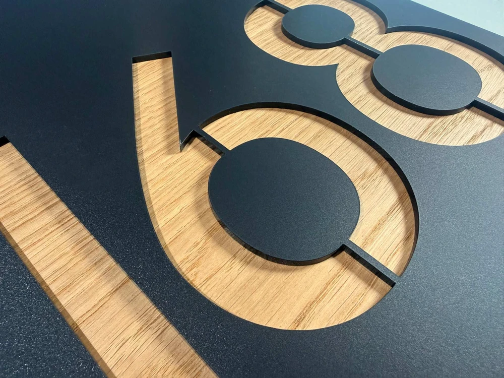 Namo numeris – adreso lentelė Nordis Juoda su ąžuolu
