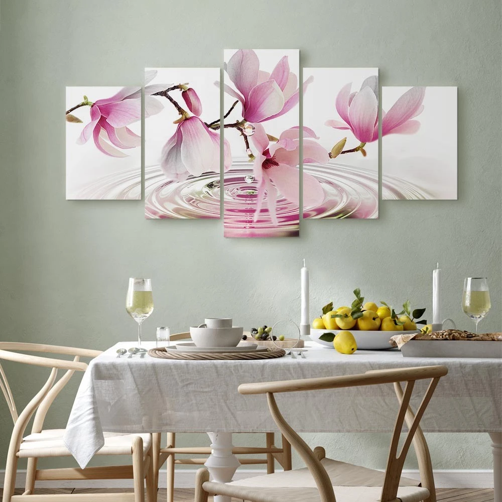 Paveikslas Rožinės magnolijos virš vandens