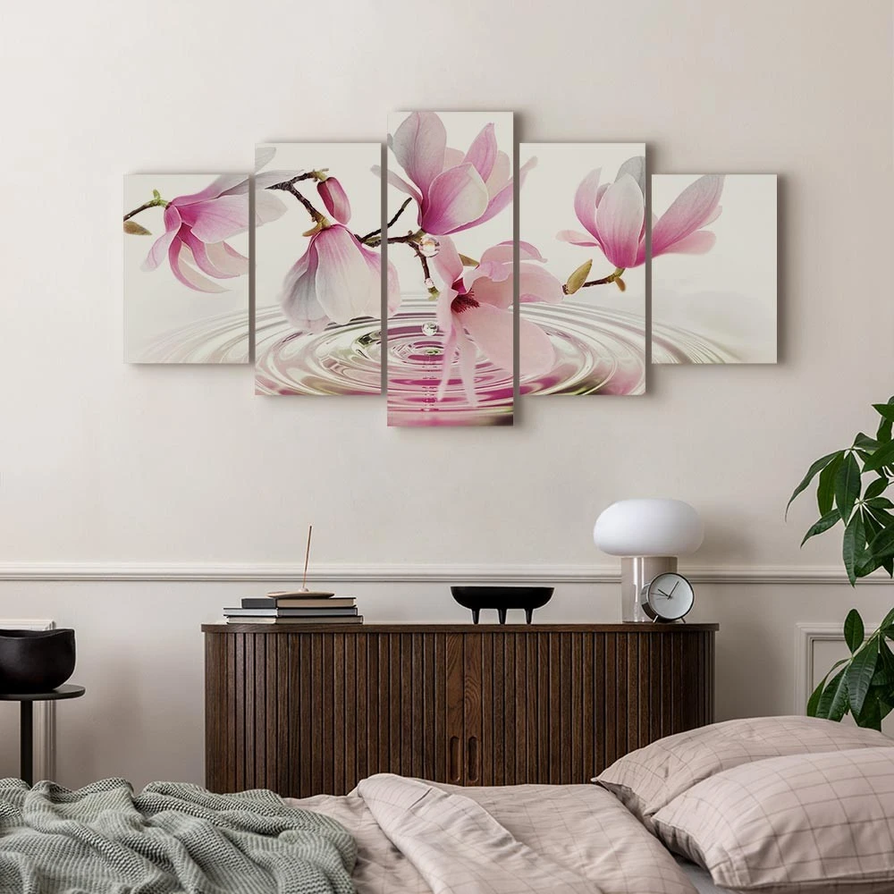 Paveikslas Rožinės magnolijos virš vandens