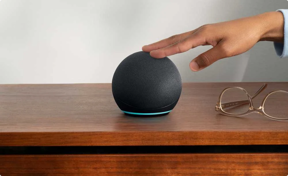 Amazon Echo Dot (5. Gen) nešiojama išmanioji kolonėlė, Baltos spalvos