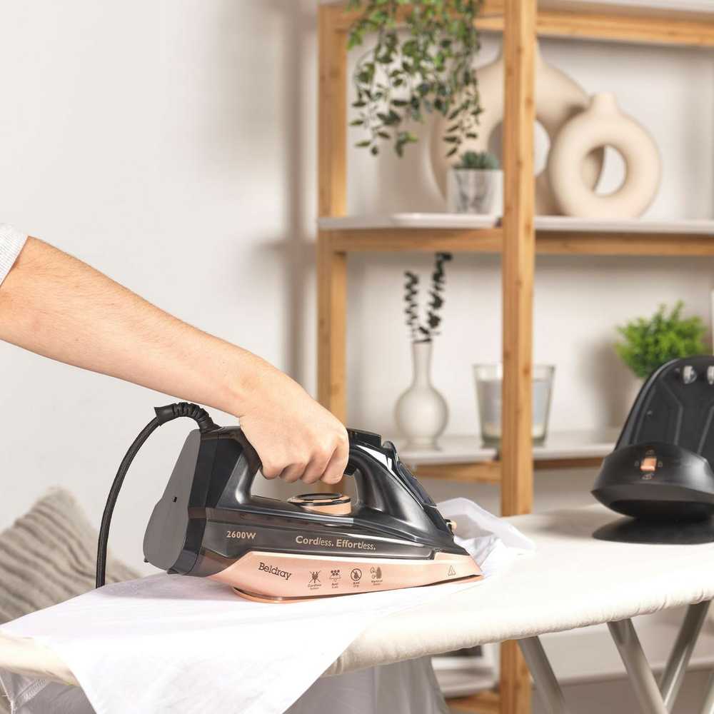 Lygintuvas Beldray Bezprzewodowe Lygintuvas Parowe Beldray 2W1 2600W 300ml Stacja Anti-Calc-Drip